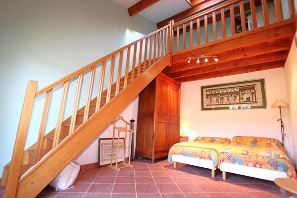 Villa type 5 + villa type 3 sur 11801m2 + annexes et source