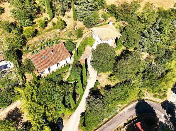 Villa type 5 + villa type 3 sur 11801m2 + annexes et source