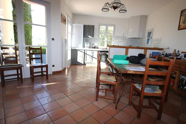 Villa type 5 + villa type 3 sur 11801m2 + annexes et source