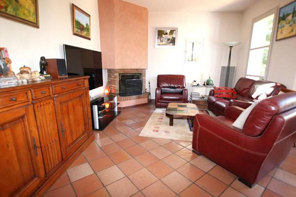 Villa type 5 + villa type 3 sur 11801m2 + annexes et source