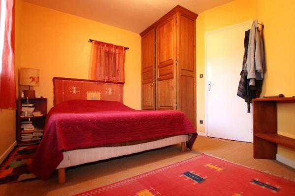 Villa type 5 + villa type 3 sur 11801m2 + annexes et source