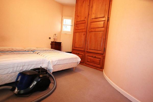 Villa type 5 + villa type 3 sur 11801m2 + annexes et source