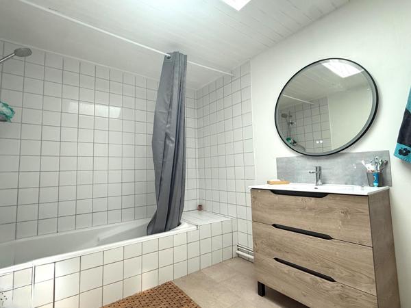 Longère rénovée divisée en deux logements avec dépendances et terrain de 1 297 m² - Fontenay-le-Comte