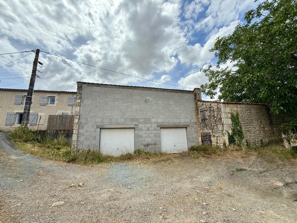 Longère rénovée divisée en deux logements avec dépendances et terrain de 1 297 m² - Fontenay-le-Comte