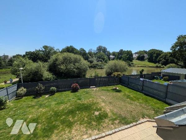 À Guichen, laissez-vous séduire par cette belle maison familiale de 1999 aux volumes généreux e...
