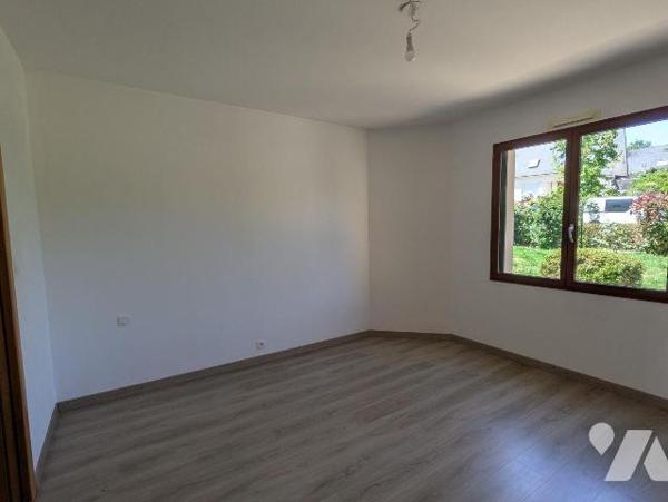 À Guichen, laissez-vous séduire par cette belle maison familiale de 1999 aux volumes généreux e...