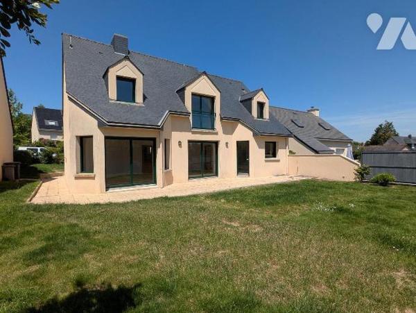 À Guichen, laissez-vous séduire par cette belle maison familiale de 1999 aux volumes généreux e...
