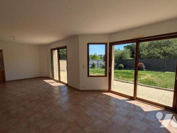 À Guichen, laissez-vous séduire par cette belle maison familiale de 1999 aux volumes généreux e...