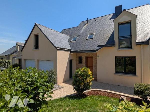 À Guichen, laissez-vous séduire par cette belle maison familiale de 1999 aux volumes généreux e...