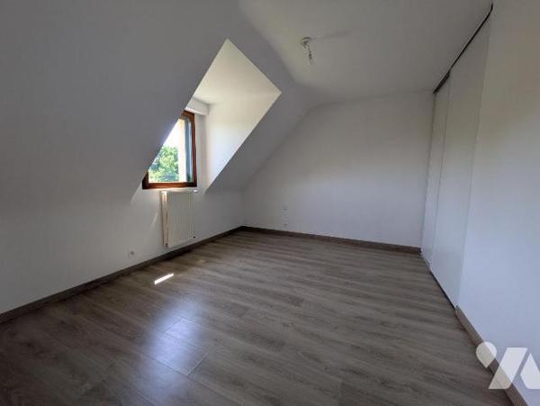 À Guichen, laissez-vous séduire par cette belle maison familiale de 1999 aux volumes généreux e...