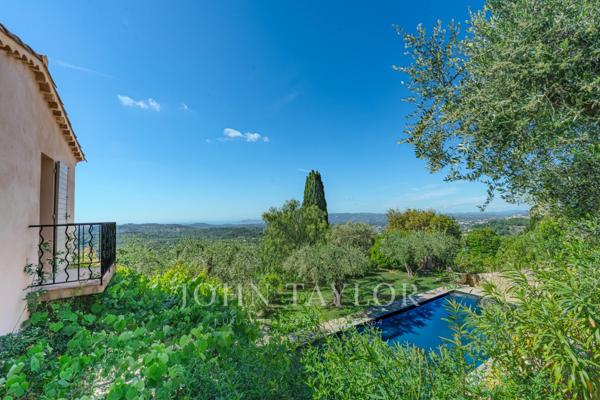 Charmante propriété avec vue panoramique collines et mer