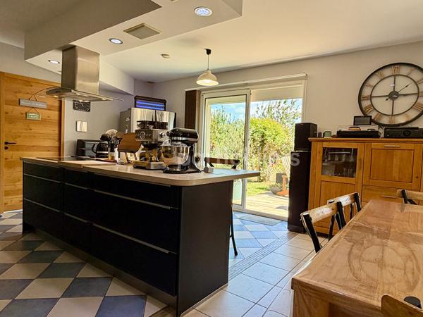 Vente
                Maison143 m² - 6 Pièces -
                    CARENTAN LES MARAIS (50500)