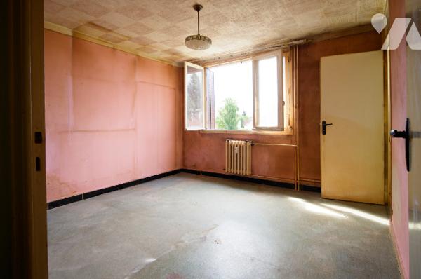 Appartement 30, 27m2 entièrement à rénover, cave et garage de 22m2 à 5mn en voiture du lac d'ANNECY