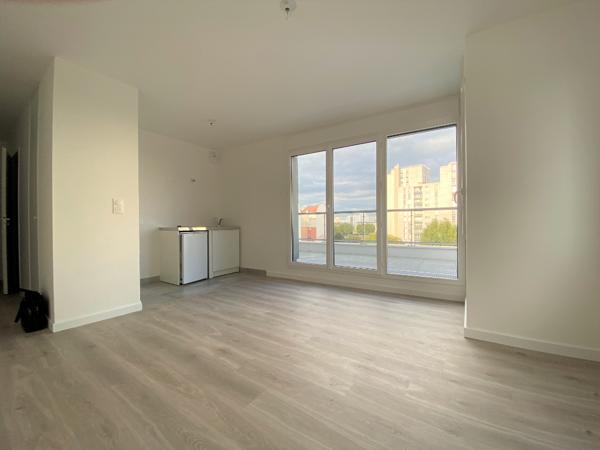 Studio récent avec terrasse