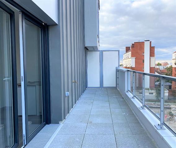 Studio récent avec terrasse