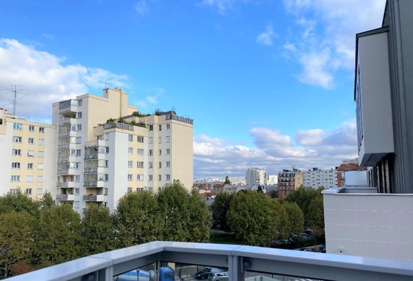 Studio récent avec terrasse