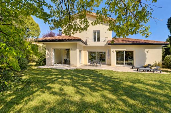 En face De Collonges-au-Mont-d'Or, Sathonay-Village maison de 248m², sur 1007m², centre village
