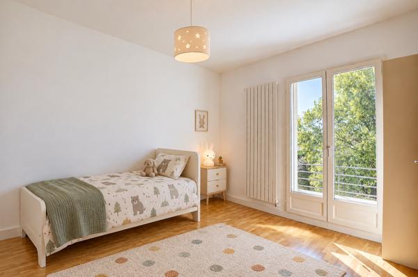 En face De Collonges-au-Mont-d'Or, Sathonay-Village maison de 248m², sur 1007m², centre village