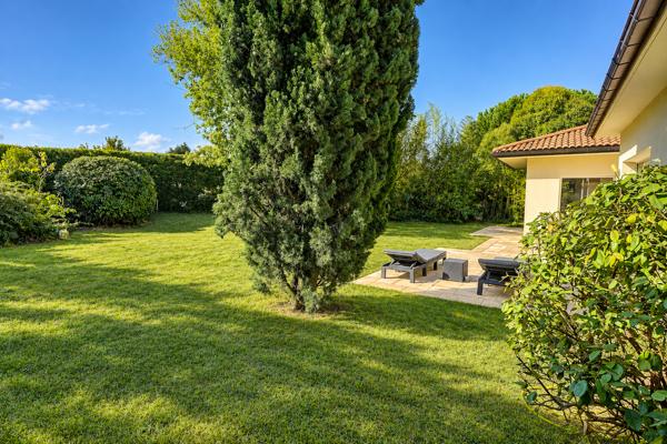 En face De Collonges-au-Mont-d'Or, Sathonay-Village maison de 248m², sur 1007m², centre village