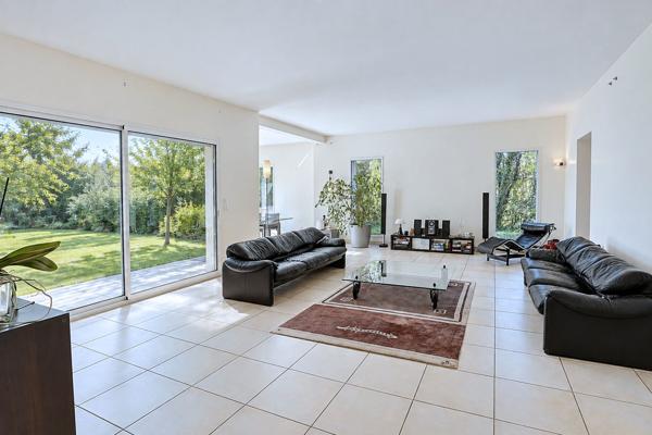En face De Collonges-au-Mont-d'Or, Sathonay-Village maison de 248m², sur 1007m², centre village
