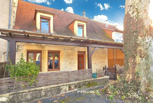 Maison rénovée, située en plein centre-ville de Montignac-Lascaux