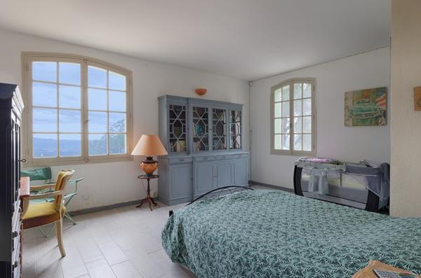 La Garde-Freinet (83680) Villa de Plain-Pied avec Vue Panoramique sur le Golfe de Saint-Tropez - Vente Exceptionnelle