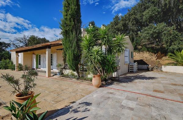 La Garde-Freinet (83680) Villa de Plain-Pied avec Vue Panoramique sur le Golfe de Saint-Tropez - Vente Exceptionnelle