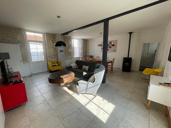 Ensemble immobilier ? Deux maisons, dépendances et jardin