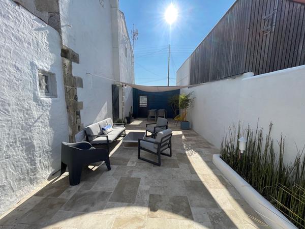 Ensemble immobilier ? Deux maisons, dépendances et jardin