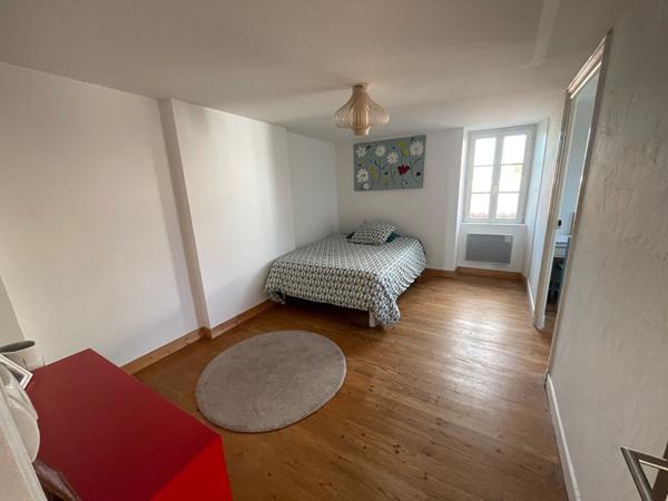 Ensemble immobilier ? Deux maisons, dépendances et jardin