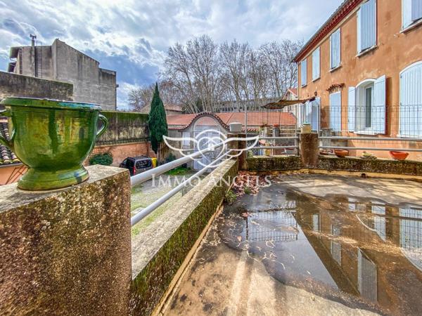 Appartement T3 en rez-de-chaussée+garage+terrasse+extérieur 150m2