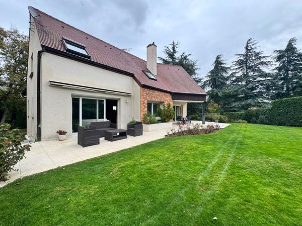 Maison familiale 236 m² avec sous-sol complet  Dijon, secteur recherché et calme