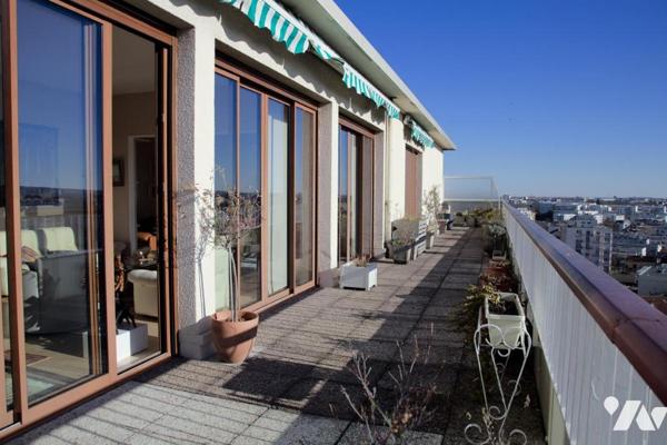 Appartement dernier étage 6 pièces avec terrasse, garages et cave. 