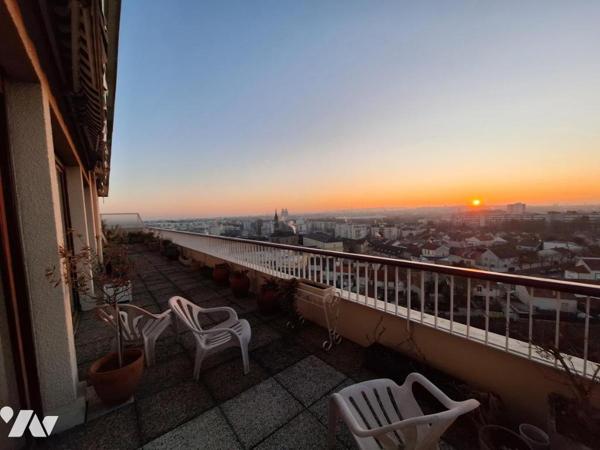 Appartement dernier étage 6 pièces avec terrasse, garages et cave. 