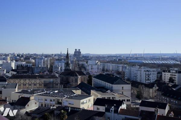 Appartement dernier étage 6 pièces avec terrasse, garages et cave. 