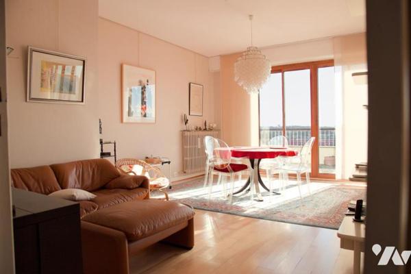 Appartement dernier étage 6 pièces avec terrasse, garages et cave. 