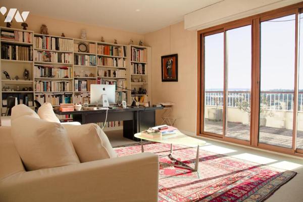 Appartement dernier étage 6 pièces avec terrasse, garages et cave. 