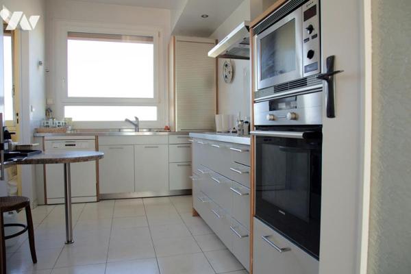 Appartement dernier étage 6 pièces avec terrasse, garages et cave. 