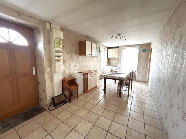 LONGERE DE PLAIN-PIED 2 CHAMBRES  AVEC COURETTE AU COEUR DE POULAINES (INDRE 36)