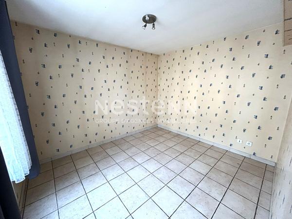 LONGERE DE PLAIN-PIED 2 CHAMBRES  AVEC COURETTE AU COEUR DE POULAINES (INDRE 36)