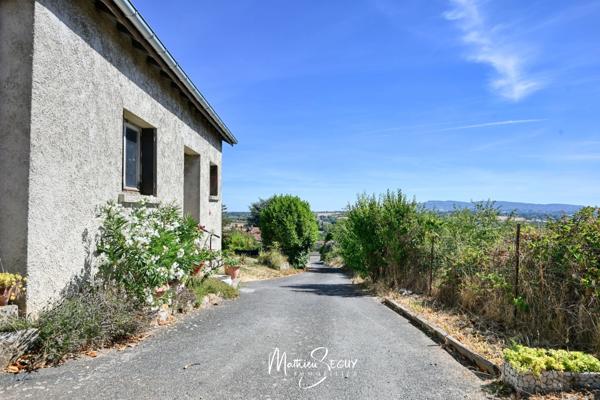 LENTILLY - Petite maison sur grand terrain avec vue