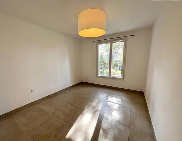 APPARTEMENT 3 PIECES TERRASSE 1 BOXE DOUBLE EN SOUS-SOL – PIERRUGUES - MANNES - CANISSONS –