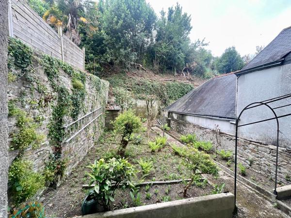 Maison années 30 à rénover avec garage et jardin (quartier Gare Quimper)