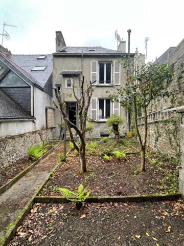 Maison années 30 à rénover avec garage et jardin (quartier Gare Quimper)