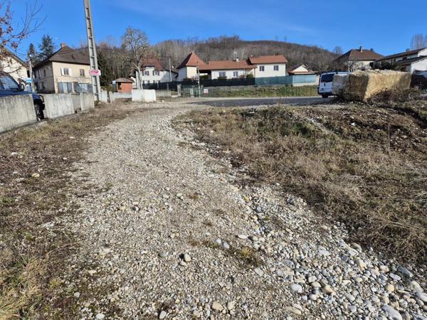 Vente                                                      Terrain
                        
                                         783 m2                     à Bévenais