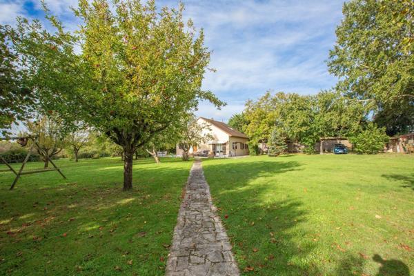 SUPERBE MAISON FAMILIALE -140 M2- 8 500 m2 de Terrain.