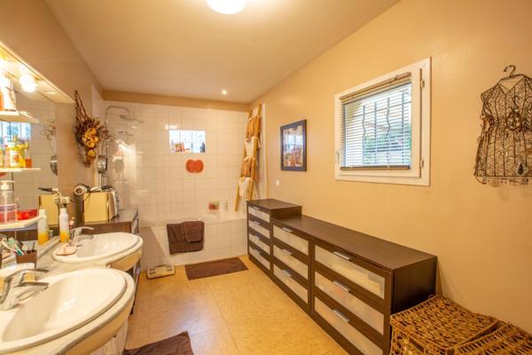 SUPERBE MAISON FAMILIALE -140 M2- 8 500 m2 de Terrain.