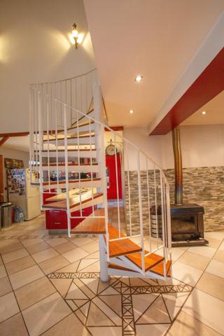 SUPERBE MAISON FAMILIALE -140 M2- 8 500 m2 de Terrain.