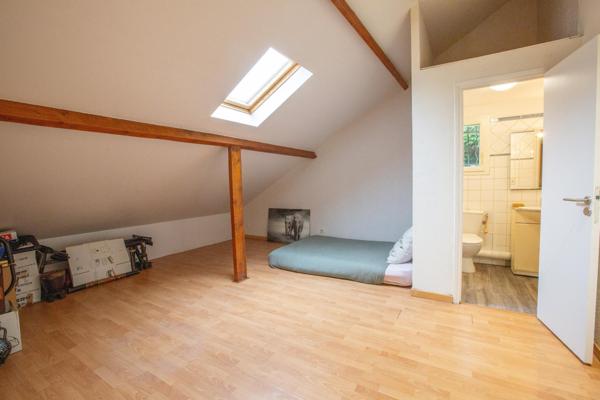 SUPERBE MAISON FAMILIALE -140 M2- 8 500 m2 de Terrain.