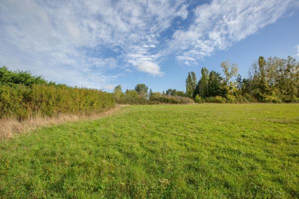 SUPERBE MAISON FAMILIALE -140 M2- 8 500 m2 de Terrain.